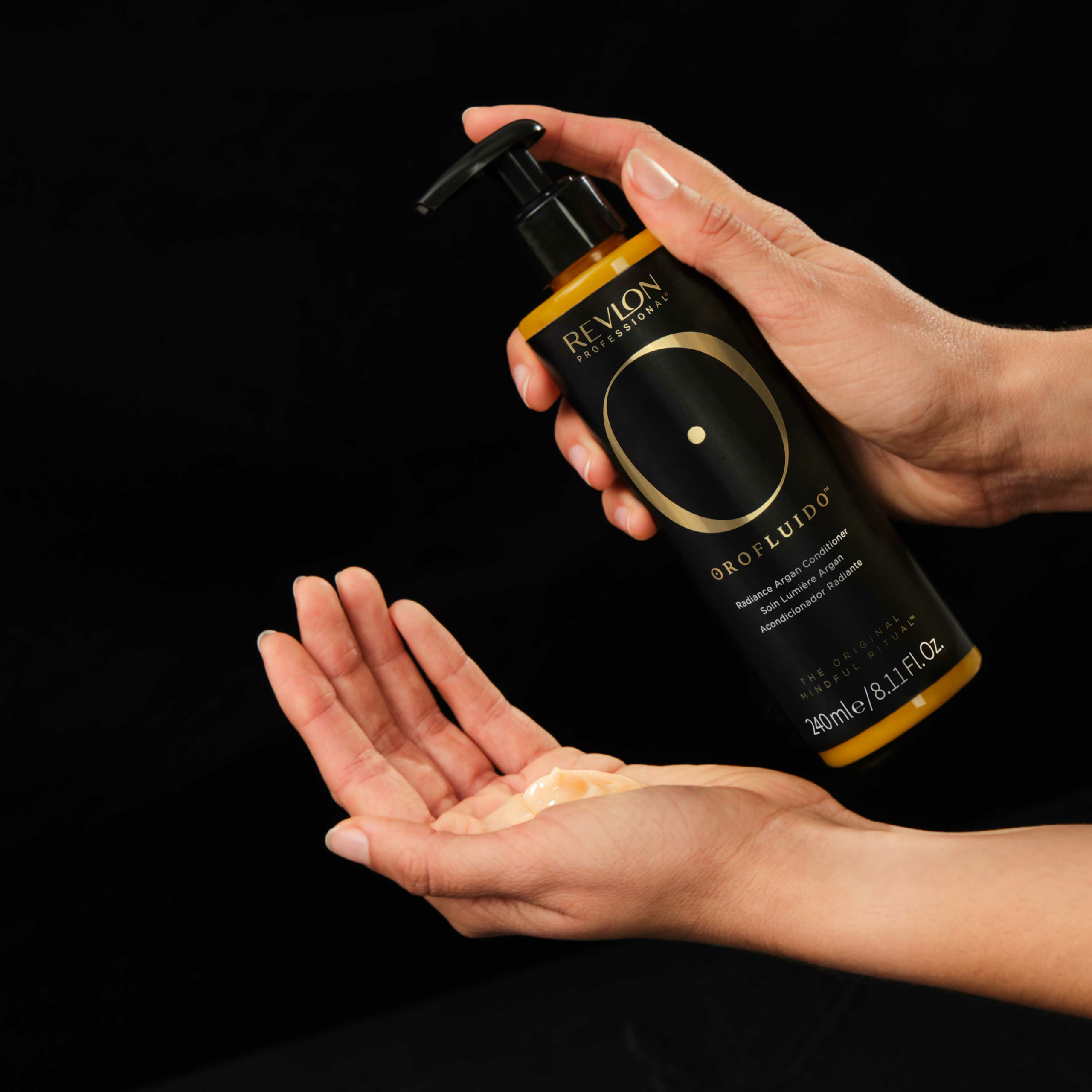 oro-fluido-aconditioner-hands-texture oro-fluido-aconditioner-hands-texture