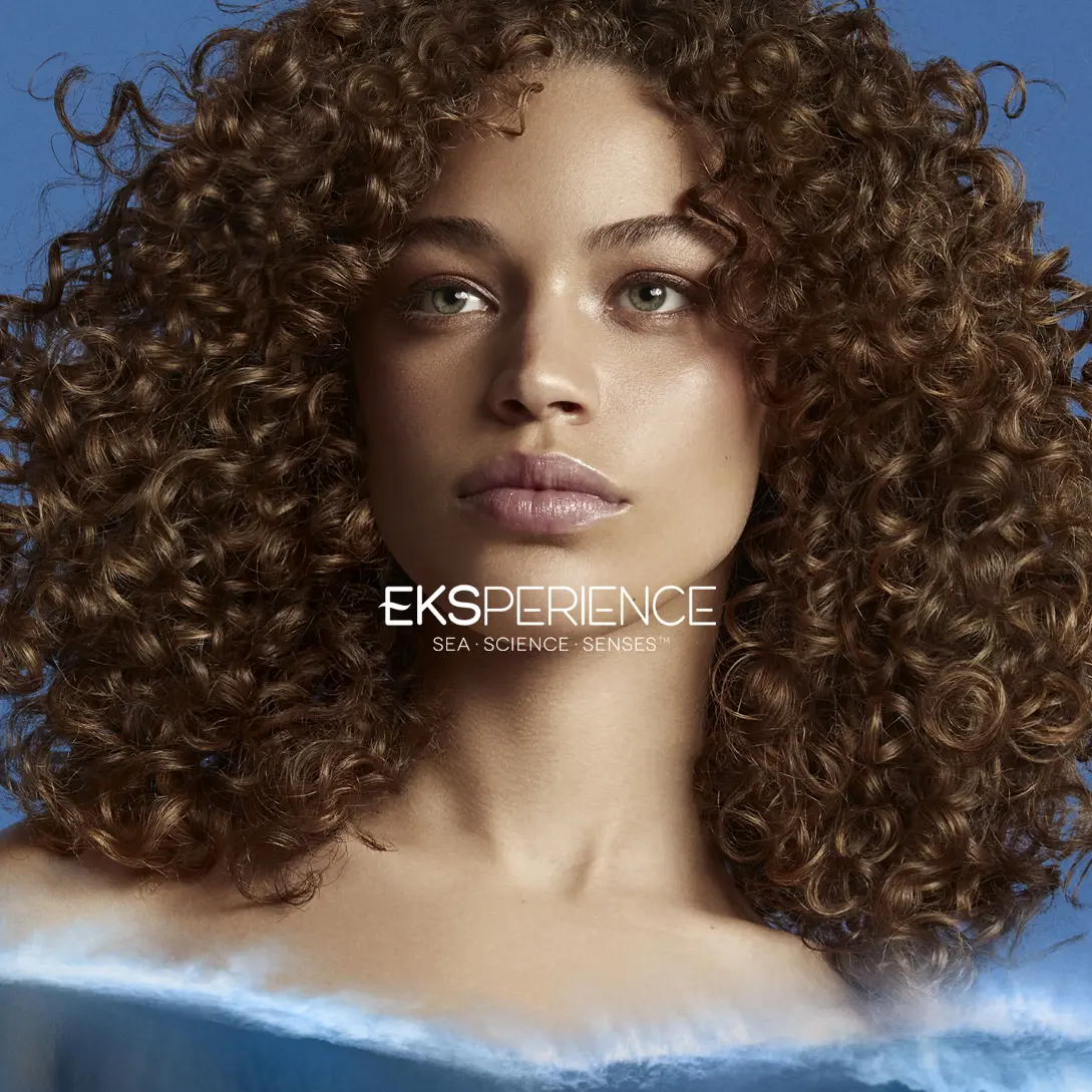 model with curly hair 